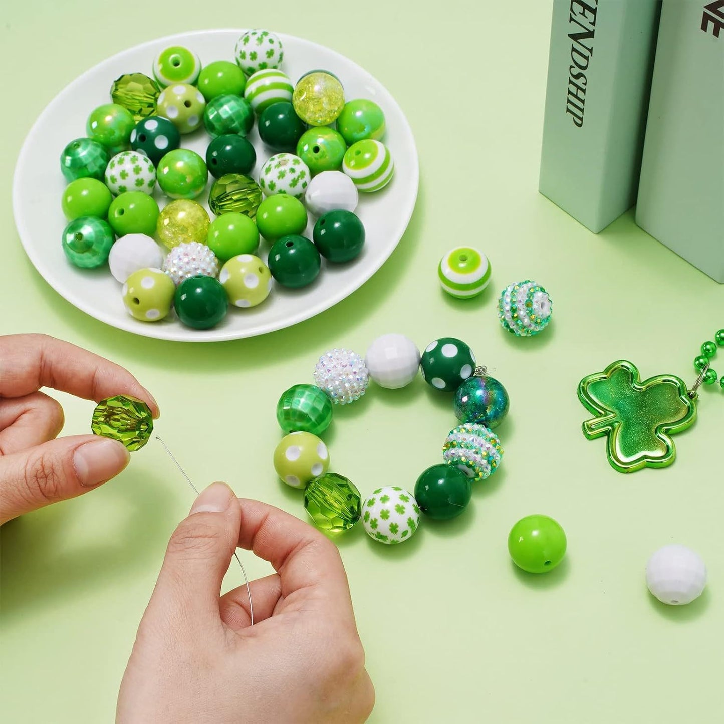 100pcs St. Patrick's Day Craft Beads Set - 20mm Glossy Green Shamrock & White Spacer Beads, Jumbo Plastic Bubblegum Beads with Clover Patterns for DIY Jewelry and Festive Crafts