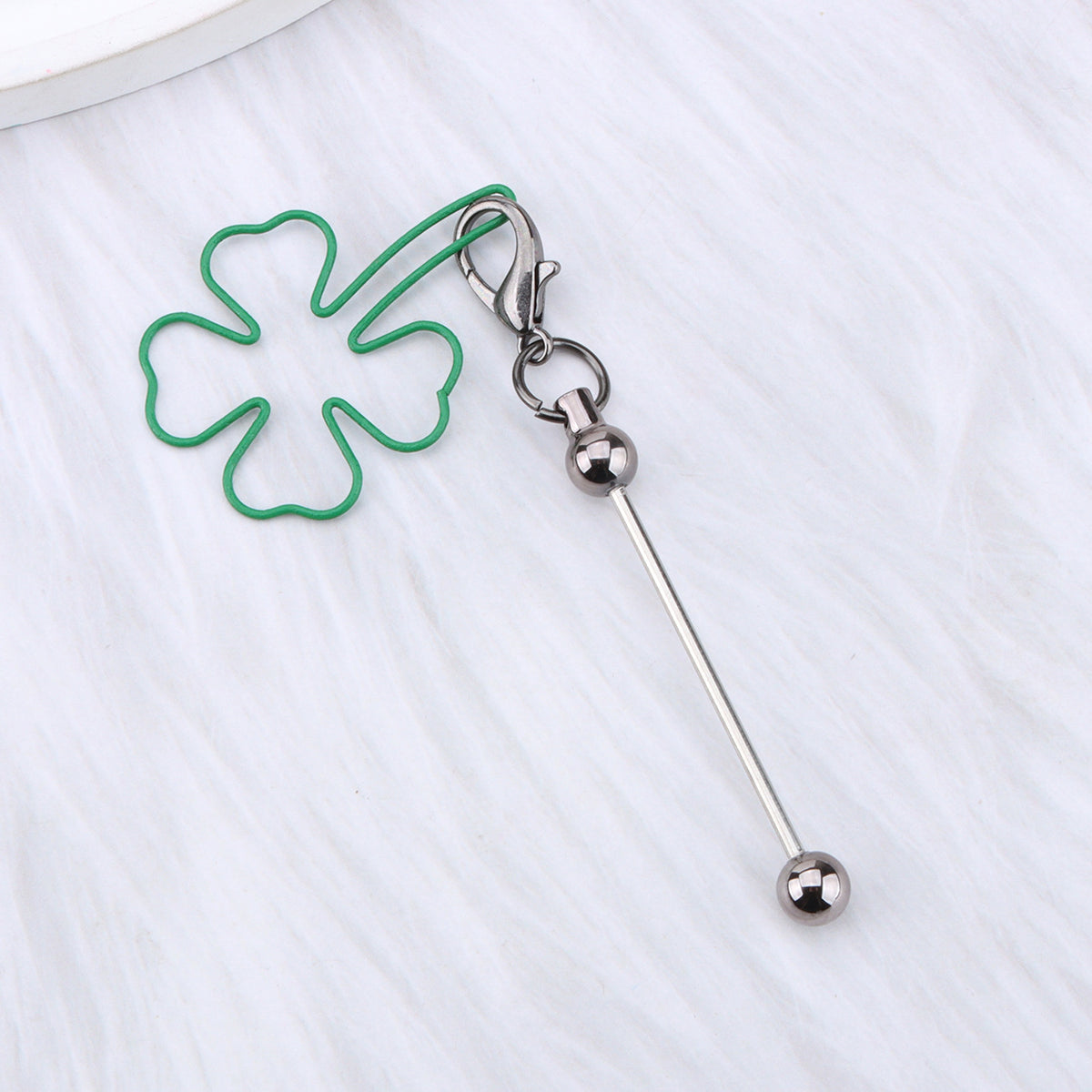 New four-leaf clover keychain, creative DIY beaded four-leaf clover shape keychain, backpack, luggage pendant in stock.