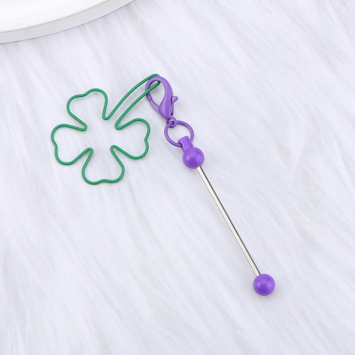 New four-leaf clover keychain, creative DIY beaded four-leaf clover shape keychain, backpack, luggage pendant in stock.