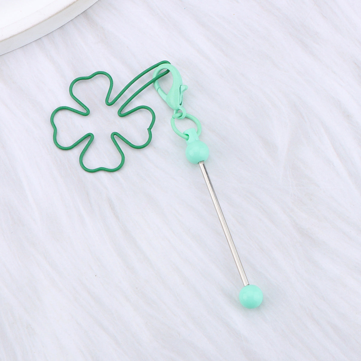 New four-leaf clover keychain, creative DIY beaded four-leaf clover shape keychain, backpack, luggage pendant in stock.