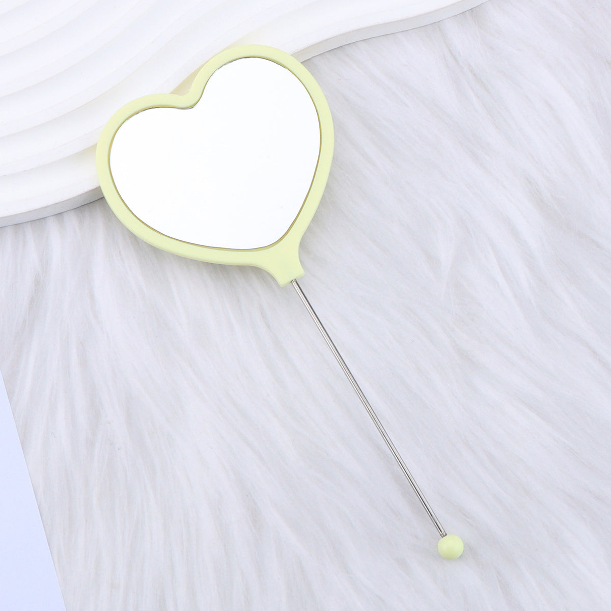 Heart-shaped makeup mirror, love DIY beaded mirror, handheld makeup mirror, portable single-sided vanity mirror, plastic spot.