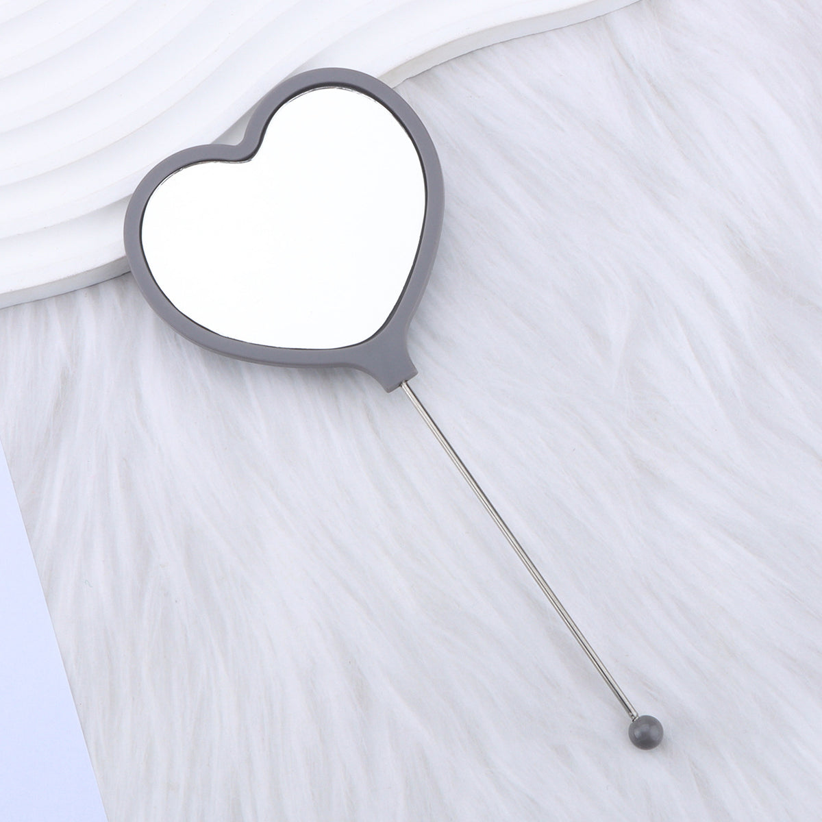 Heart-shaped makeup mirror, love DIY beaded mirror, handheld makeup mirror, portable single-sided vanity mirror, plastic spot.