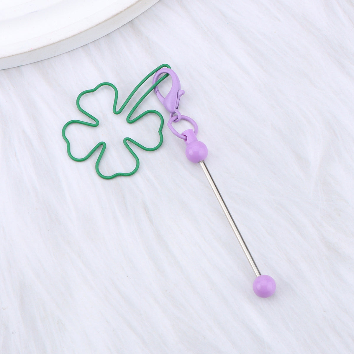New four-leaf clover keychain, creative DIY beaded four-leaf clover shape keychain, backpack, luggage pendant in stock.