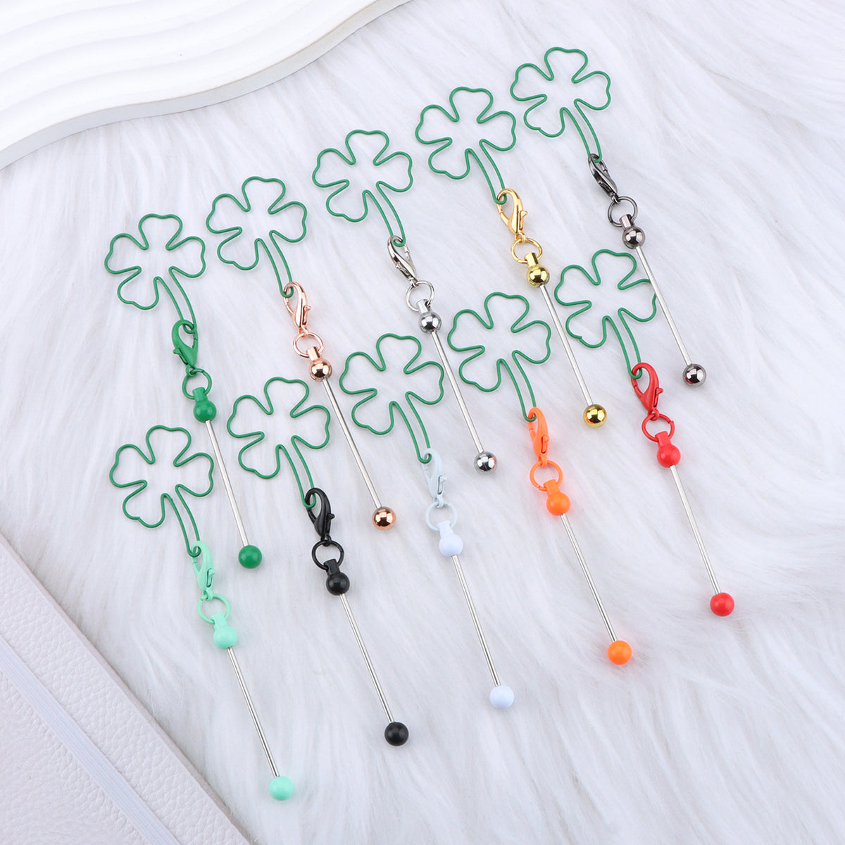 New four-leaf clover keychain, creative DIY beaded four-leaf clover shape keychain, backpack, luggage pendant in stock.