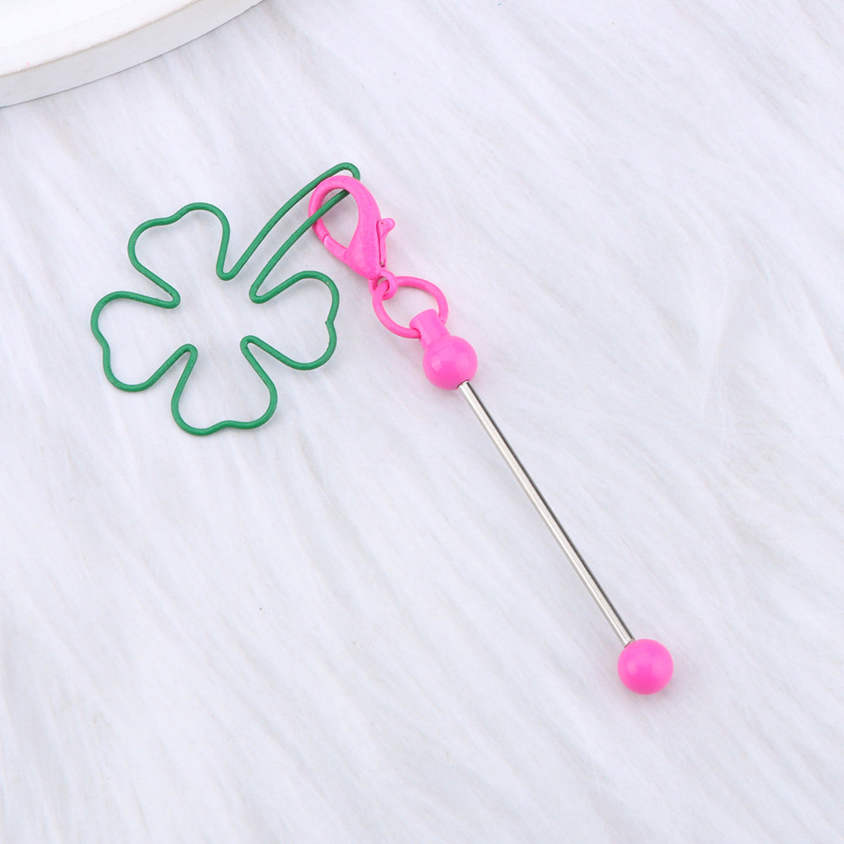 New four-leaf clover keychain, creative DIY beaded four-leaf clover shape keychain, backpack, luggage pendant in stock.