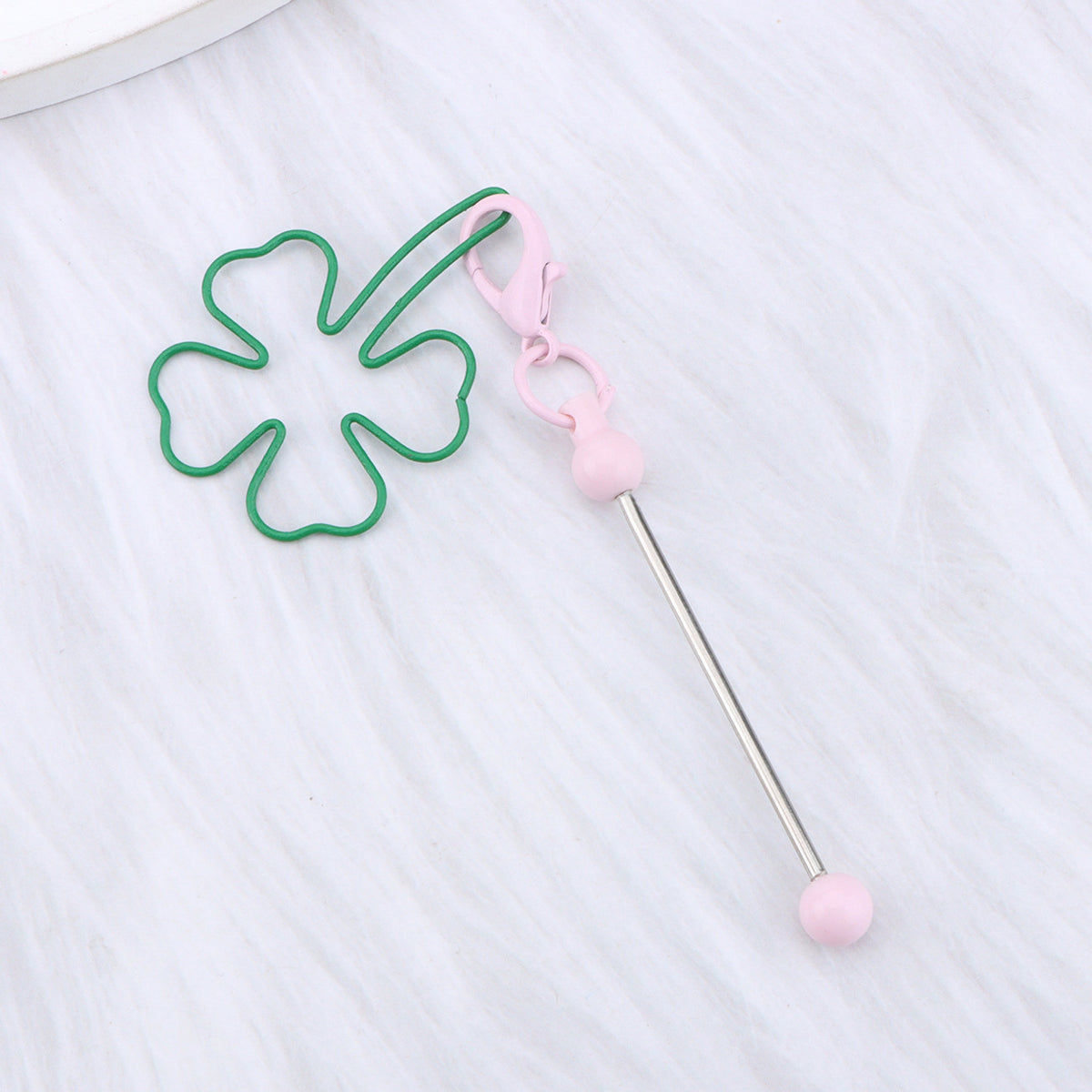 New four-leaf clover keychain, creative DIY beaded four-leaf clover shape keychain, backpack, luggage pendant in stock.