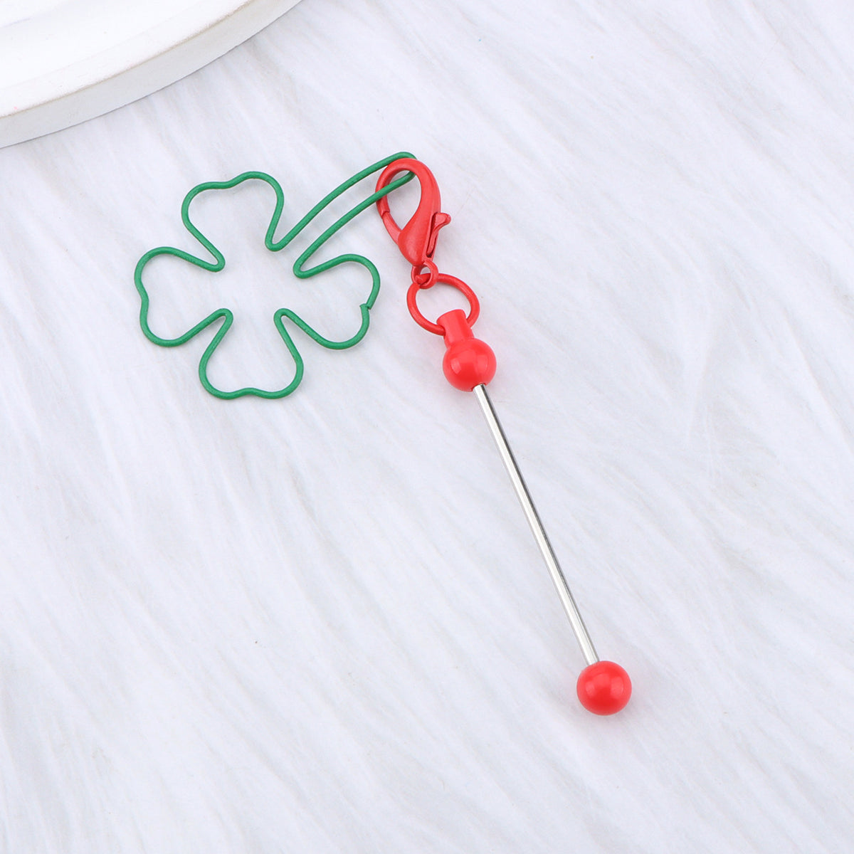 New four-leaf clover keychain, creative DIY beaded four-leaf clover shape keychain, backpack, luggage pendant in stock.