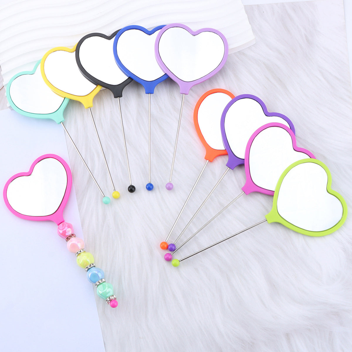 Heart-shaped makeup mirror, love DIY beaded mirror, handheld makeup mirror, portable single-sided vanity mirror, plastic spot.