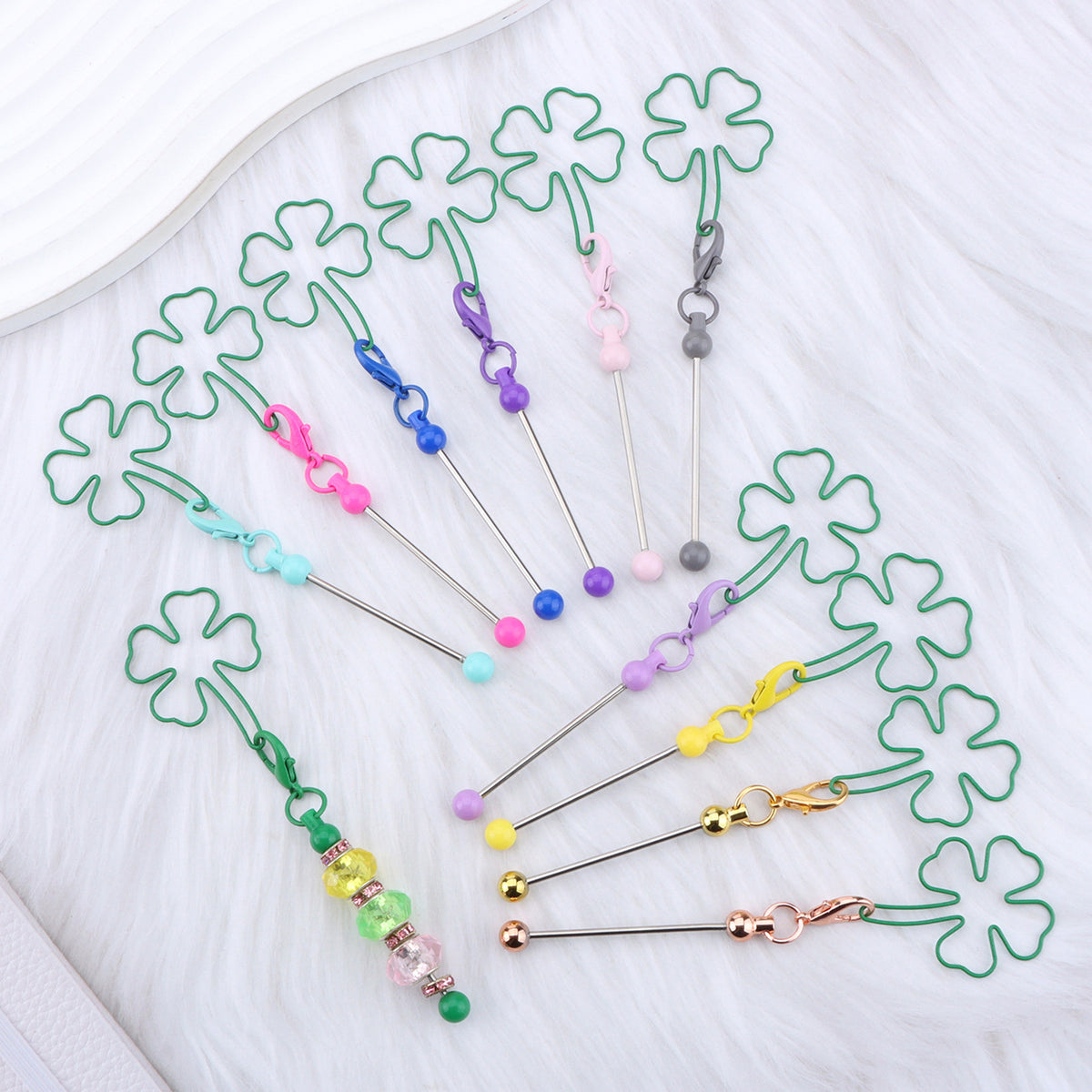 New four-leaf clover keychain, creative DIY beaded four-leaf clover shape keychain, backpack, luggage pendant in stock.