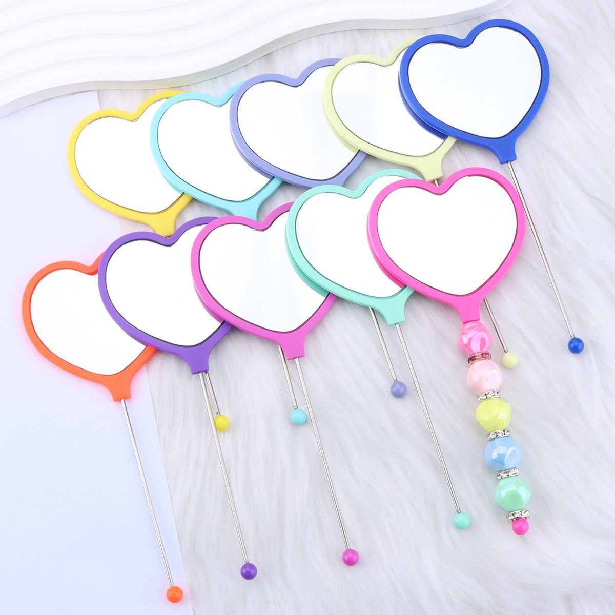 Heart-shaped makeup mirror, love DIY beaded mirror, handheld makeup mirror, portable single-sided vanity mirror, plastic spot.