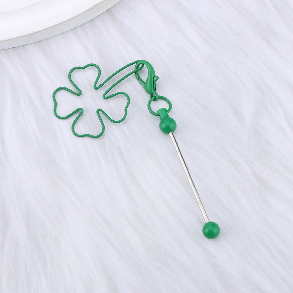 New four-leaf clover keychain, creative DIY beaded four-leaf clover shape keychain, backpack, luggage pendant in stock.