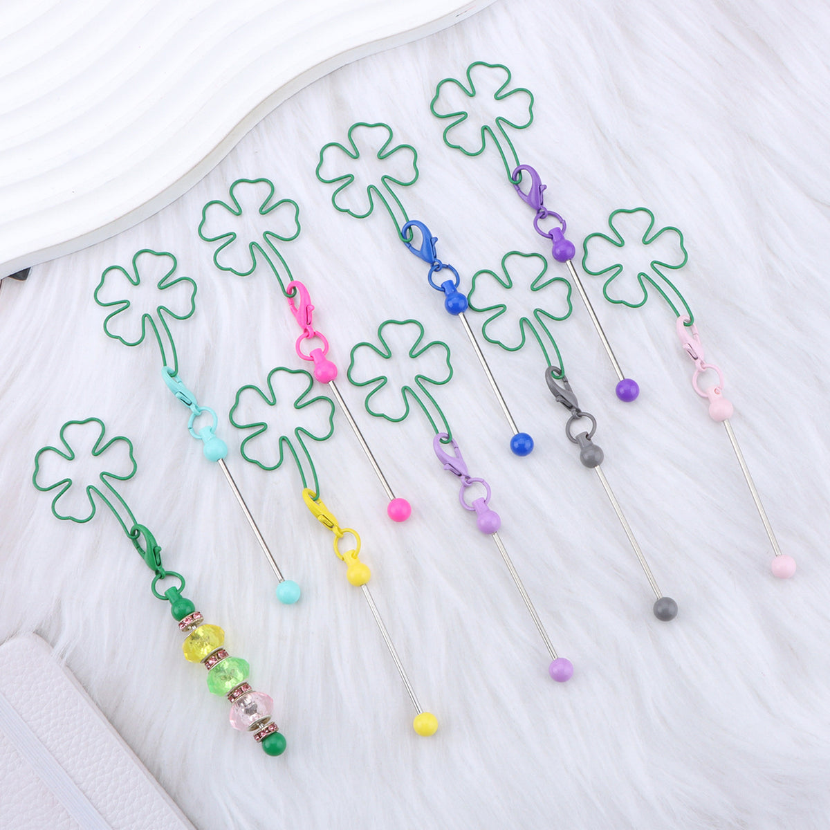 New four-leaf clover keychain, creative DIY beaded four-leaf clover shape keychain, backpack, luggage pendant in stock.