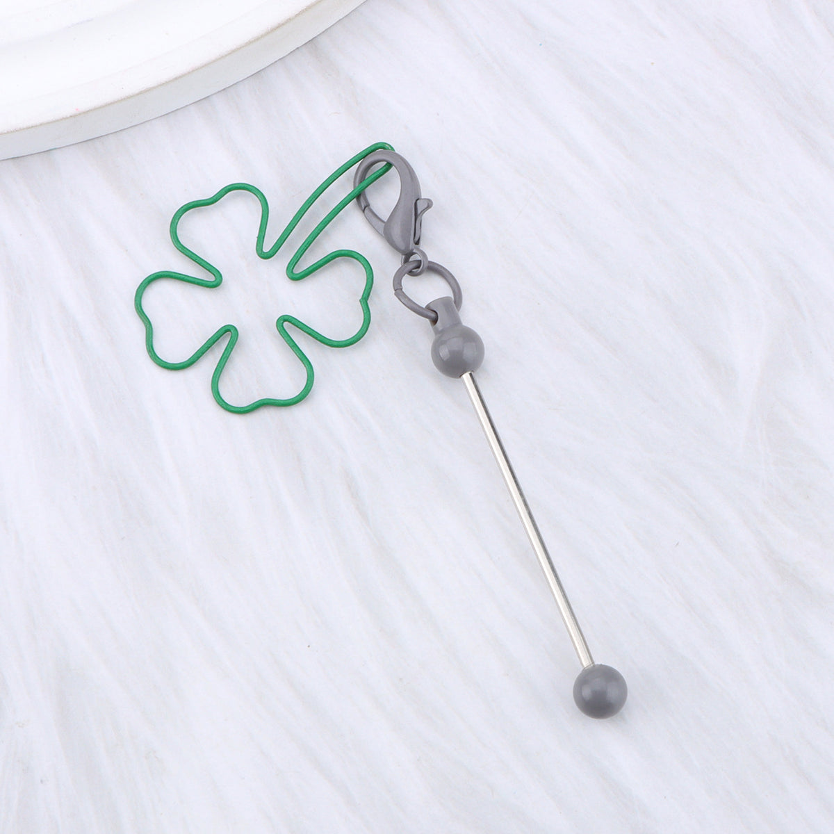 New four-leaf clover keychain, creative DIY beaded four-leaf clover shape keychain, backpack, luggage pendant in stock.