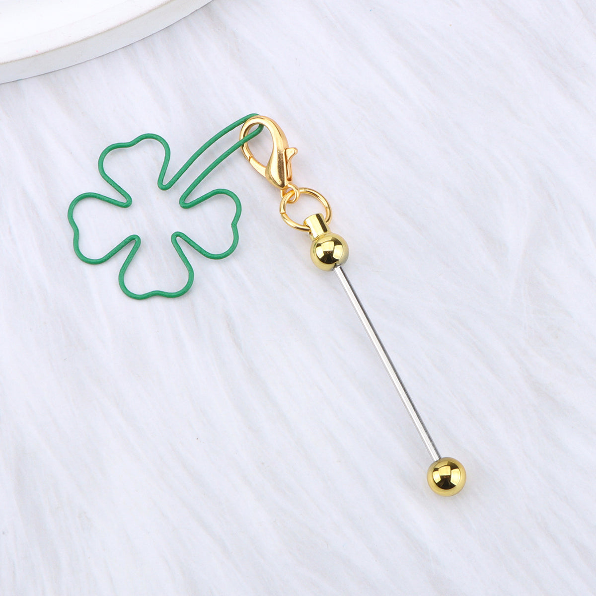 New four-leaf clover keychain, creative DIY beaded four-leaf clover shape keychain, backpack, luggage pendant in stock.