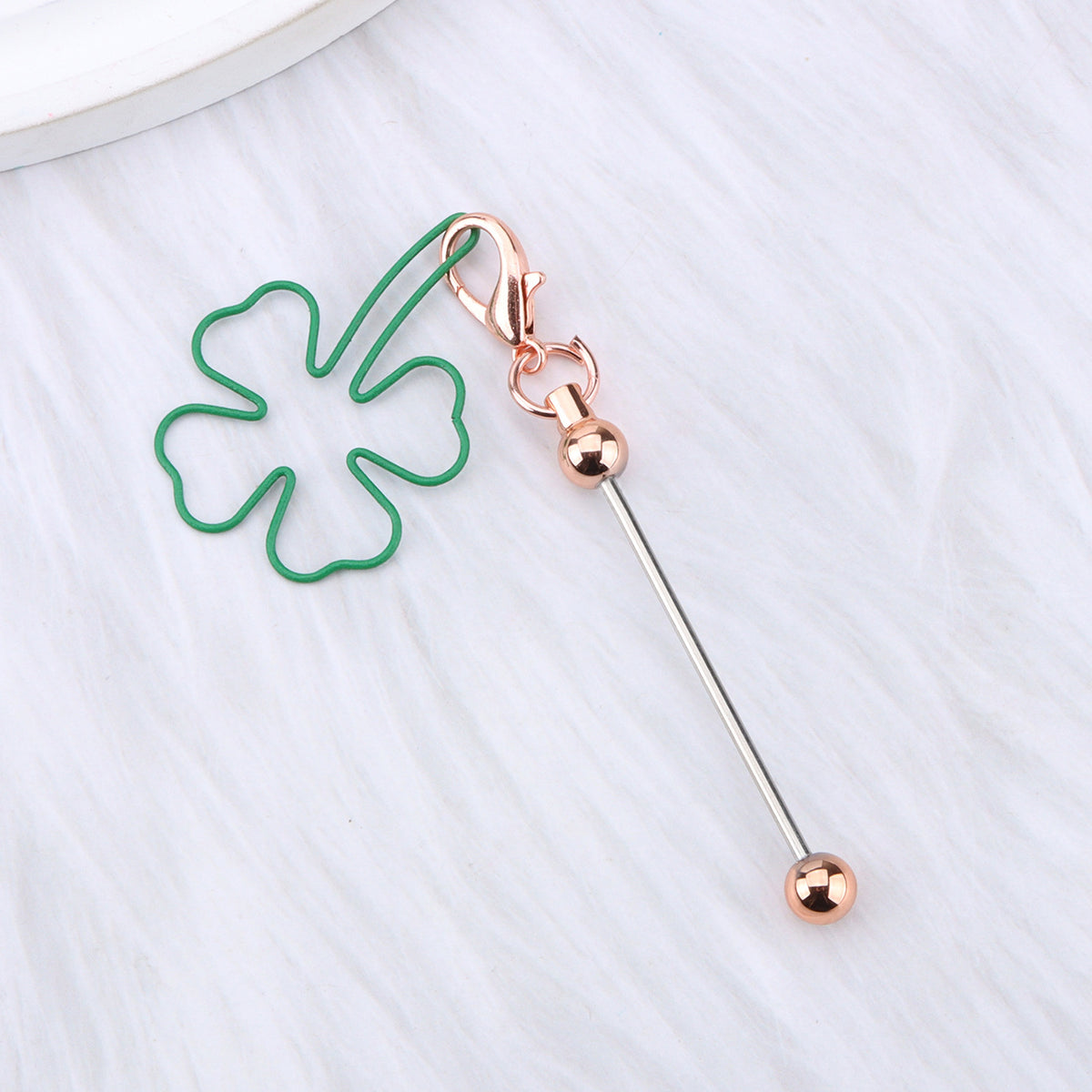 New four-leaf clover keychain, creative DIY beaded four-leaf clover shape keychain, backpack, luggage pendant in stock.