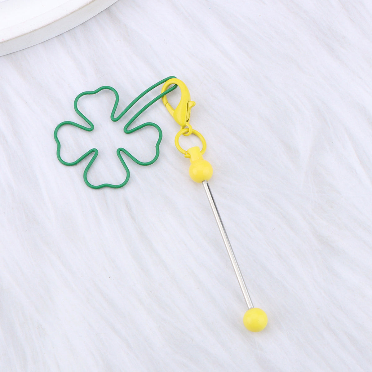 New four-leaf clover keychain, creative DIY beaded four-leaf clover shape keychain, backpack, luggage pendant in stock.