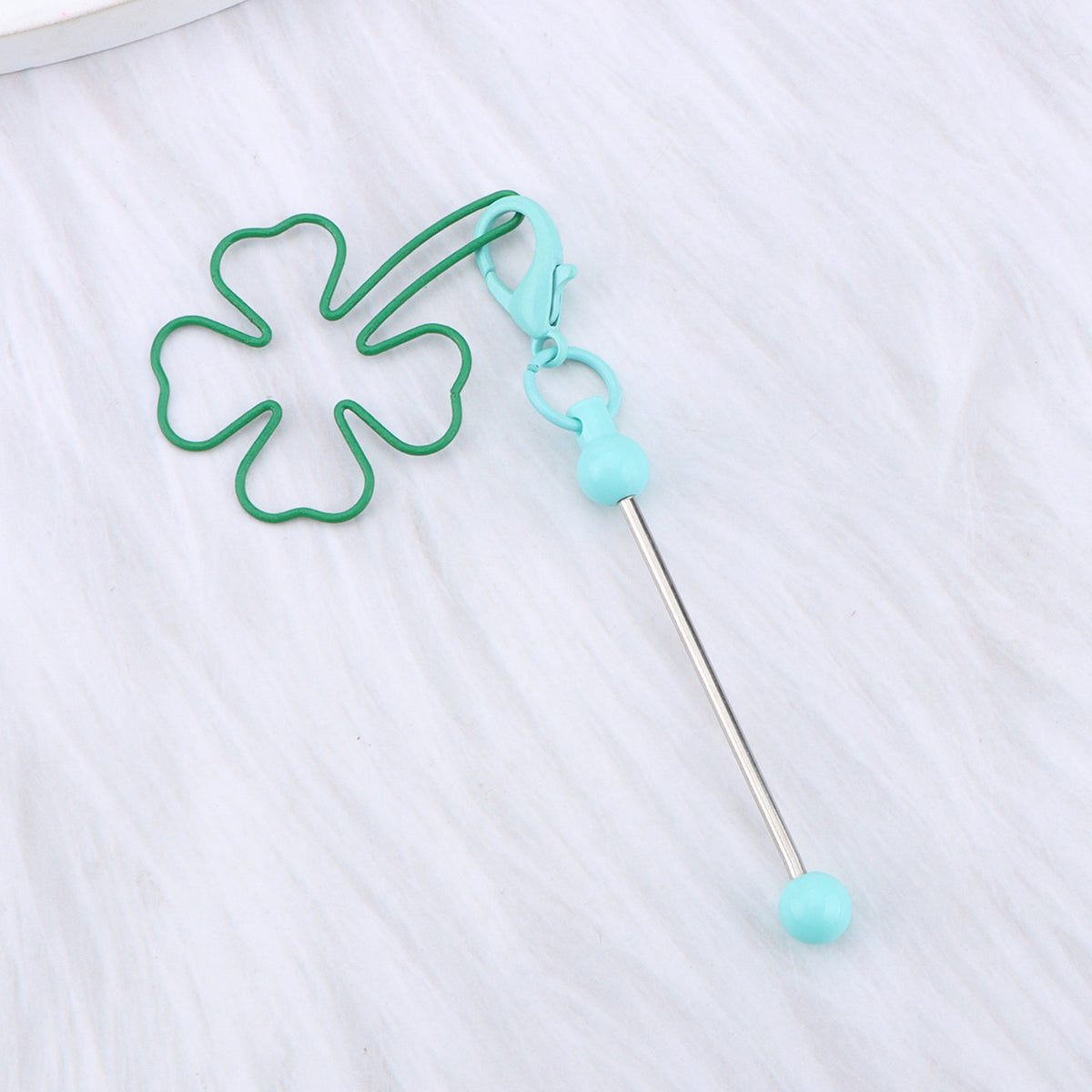 New four-leaf clover keychain, creative DIY beaded four-leaf clover shape keychain, backpack, luggage pendant in stock.