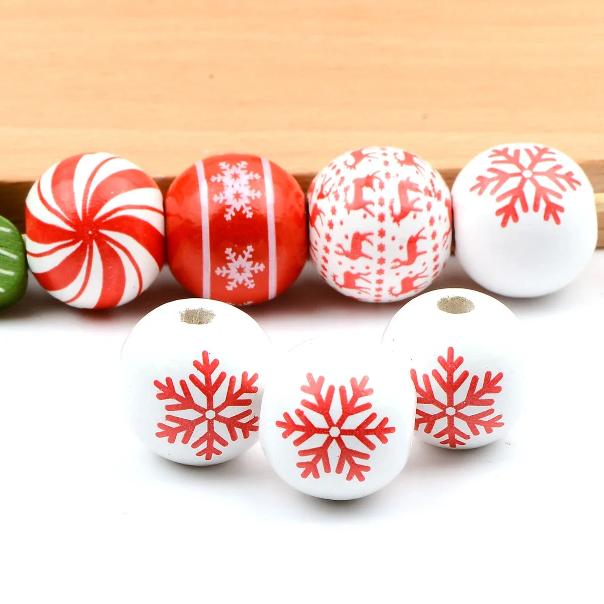 15pcs Christmas style round wooden bead， Fashion Large Hole Loosely spaced bead， for Gift Make DIY Necklace Bracelet Accessories